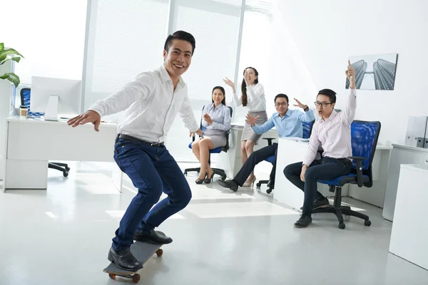 Man skateboarding in the office — Stock Photo, Image