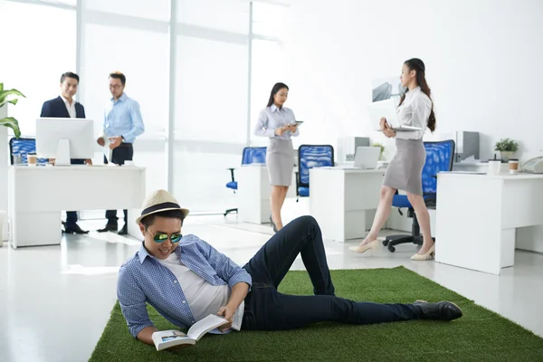 Hombre leyendo libro en la oficina — Foto de Stock