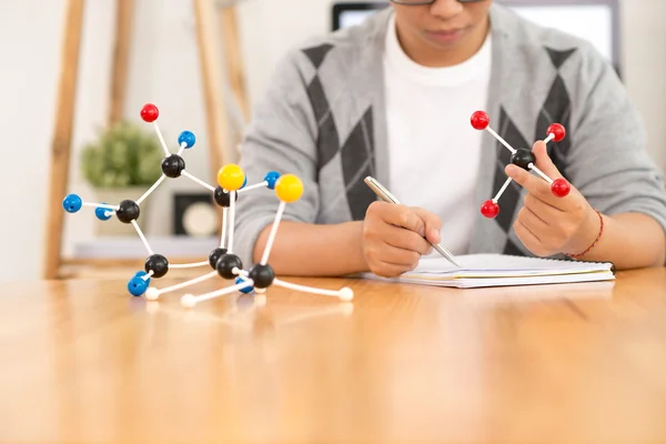 Estudante examinando modelos moleculares — Fotografia de Stock