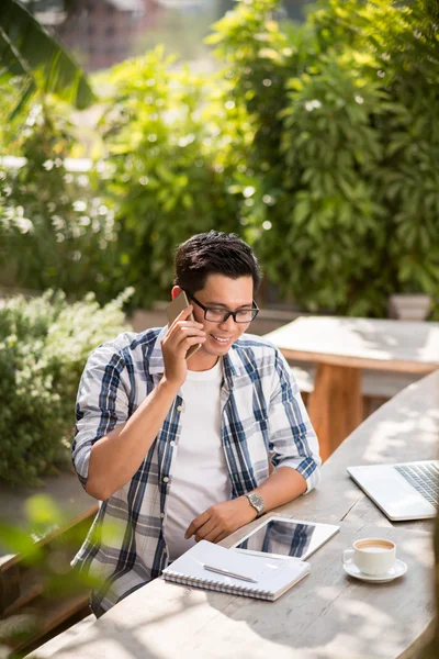 Man memanggil di telepon — Stok Foto