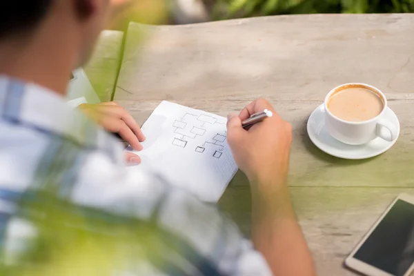 Mann zeichnet ein Schema — Stockfoto