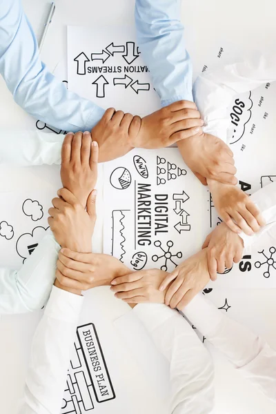 Equipe de negócios fazendo anel de mãos — Fotografia de Stock