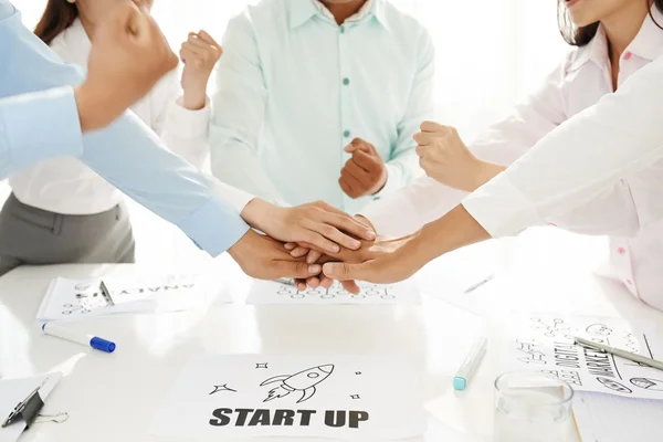 Business team stapling händer — Stockfoto