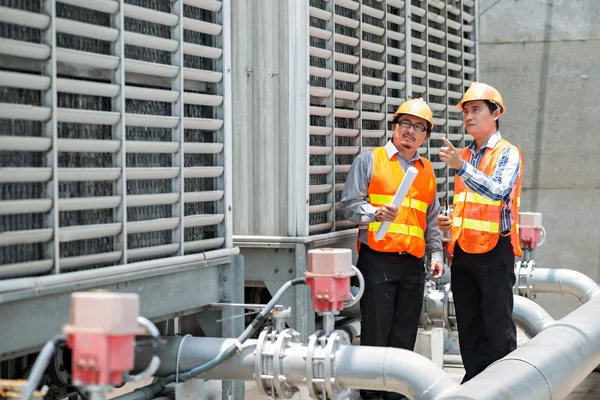 Trabajadores de planta discutiendo equipo — Foto de Stock