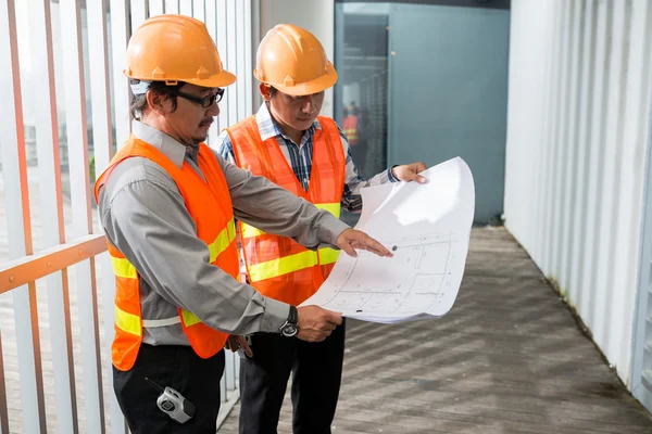 Contratista explicando el plan a su compañero de trabajo — Foto de Stock