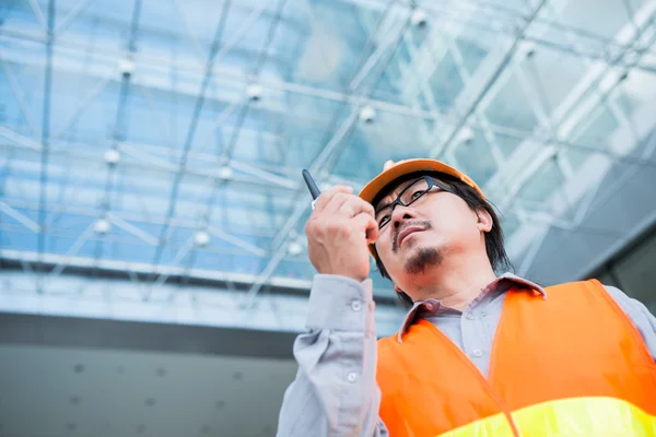 Trabalhador da construção usando transmissor — Fotografia de Stock