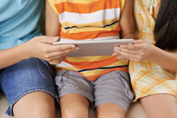 Manos de niños viendo videos — Foto de Stock