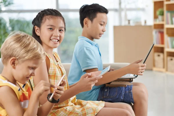 Kinderen met behulp van digitale apparaten — Stockfoto