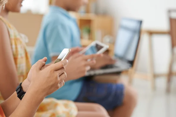 Hände des Jungen mit Smartphone — Stockfoto