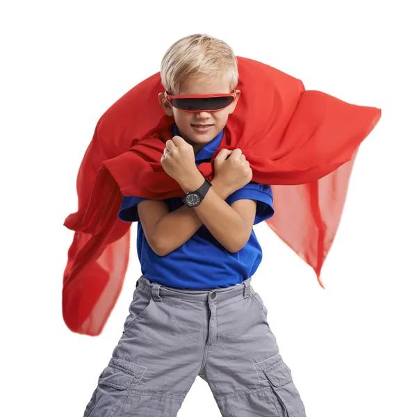Мальчик играет супергероя — стоковое фото