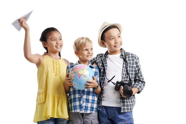 Happy kids ready to explore the world — Stock Photo, Image