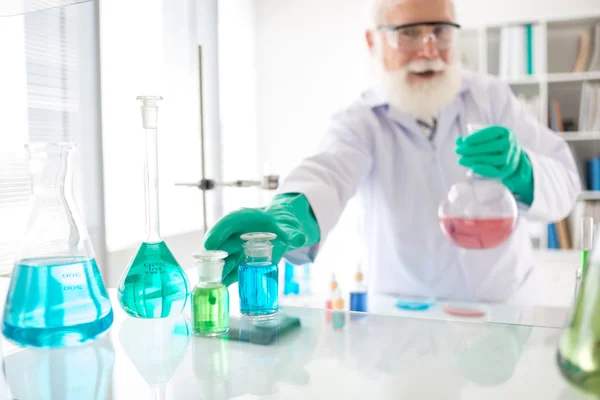 Científicos que trabajan en laboratorio químico — Foto de Stock