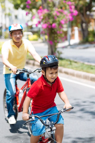 Pai e filho andar de bicicleta — Fotografia de Stock