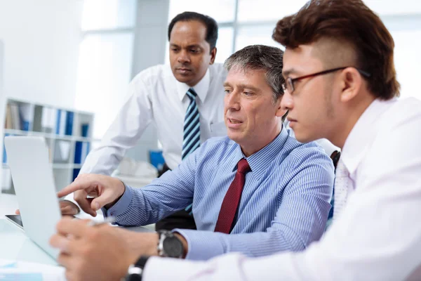 Equipo de negocios con tablet — Foto de Stock