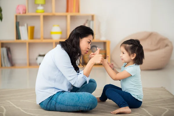 Vrouw spelen met haar dochter — Stockfoto