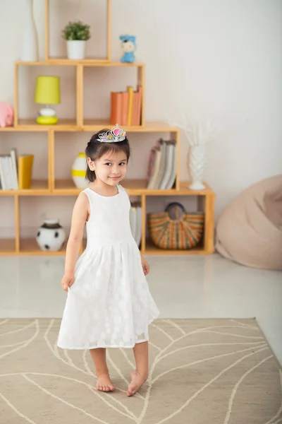 Menina em vestido de princesa e tiara — Fotografia de Stock