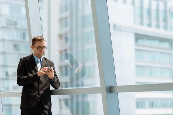 Man läser meddelande på sin telefon — Stockfoto