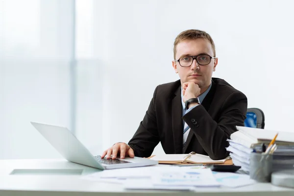 Empresário sentado e sua mesa — Fotografia de Stock