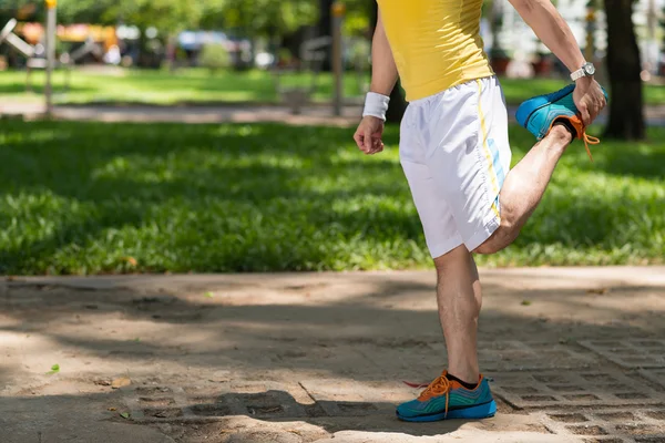 Sportman warming-up voordat u — Stockfoto