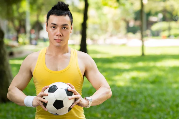 Jugador de fútbol sosteniendo pelota — Foto de Stock