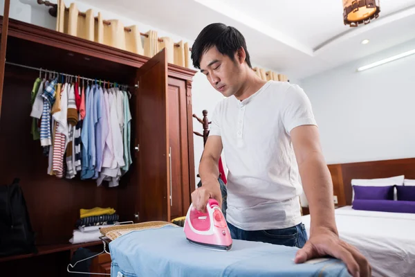 Hombre planchar camisa de mezclilla — Foto de Stock