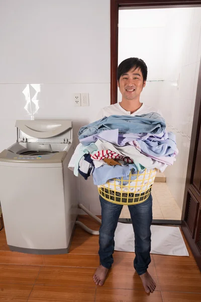 Homem com cesta de roupas sujas — Fotografia de Stock