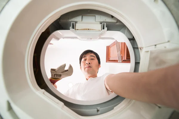 Homem reparação máquina de lavar roupa — Fotografia de Stock