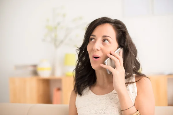 Frau chattet am Telefon — Stockfoto