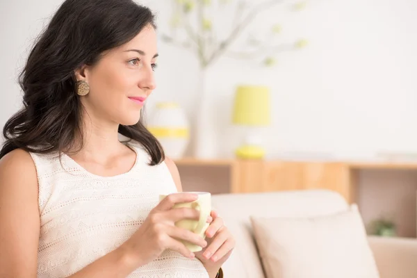 Vrouw met een kopje thee — Stockfoto