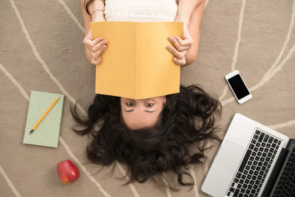 Woman lying on the floor — Stock Photo, Image