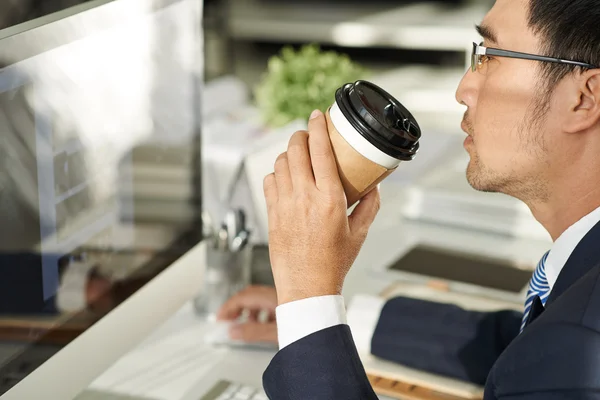 Affärsman som dricker kaffe — Stockfoto