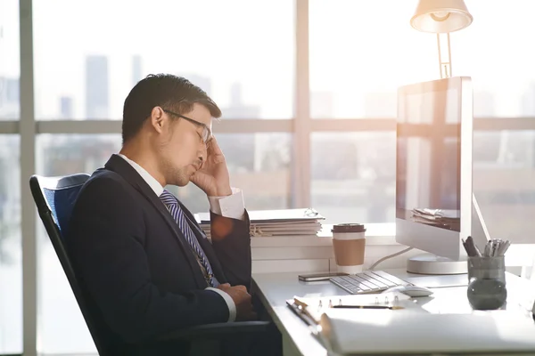 Businessman sleeping in office — Stock Photo, Image