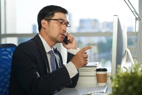 Empresário falando ao telefone — Fotografia de Stock