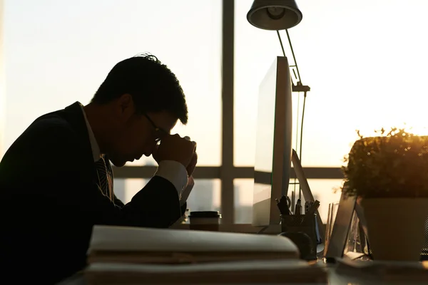 Un hombre de negocios cansado descansa — Foto de Stock