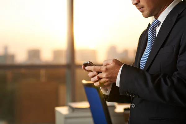 Ondernemer texting aan partner — Stockfoto