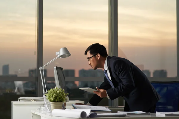 Empresário que trabalha no escritório — Fotografia de Stock