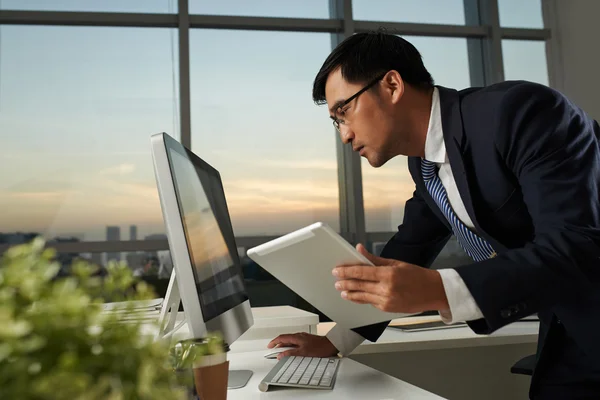 Asiático homem de negócios trabalhando — Fotografia de Stock