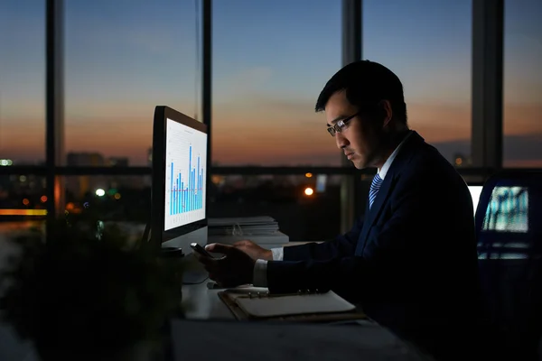 Imprenditore che lavora alla relazione finanziaria — Foto Stock