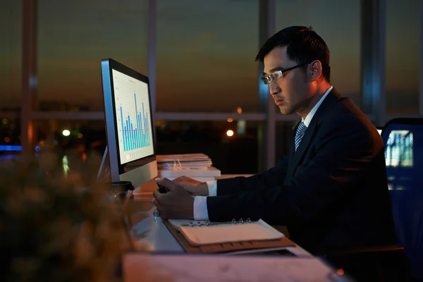 Businessman examining chart — Stock Photo, Image