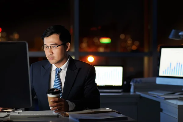 Empresario que trabaja hasta tarde —  Fotos de Stock