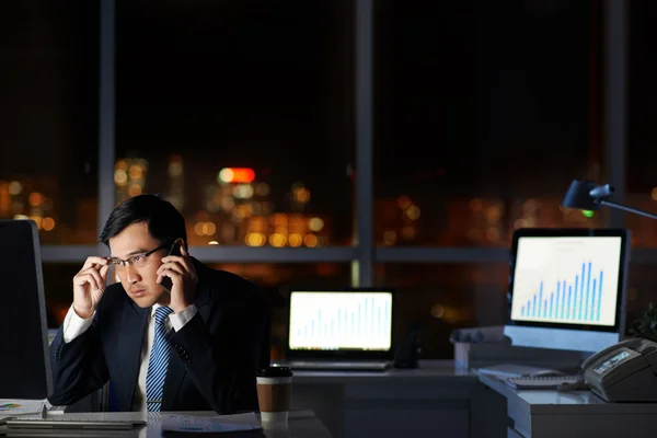 Businessman talking on the phone — Stock Photo, Image