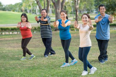 insanlar fiziksel egzersizler yapıyor