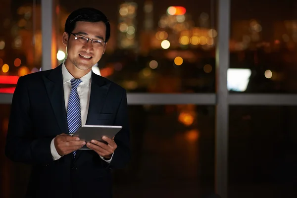 Businessman standing with tablet computer — Stock Photo, Image