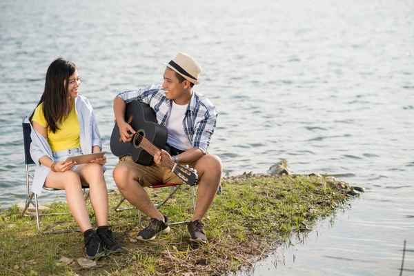 Man die gitaar speelt — Stockfoto