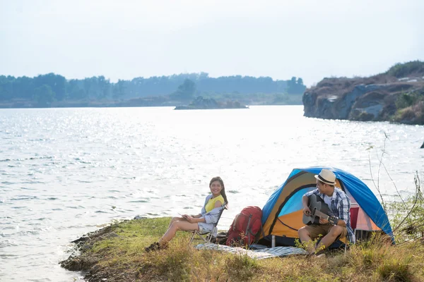 Persone che trascorrono il fine settimana al lago — Foto Stock