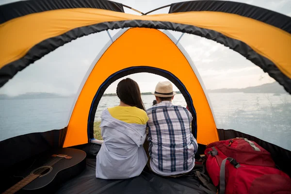 Escursionisti seduti in tenda — Foto Stock