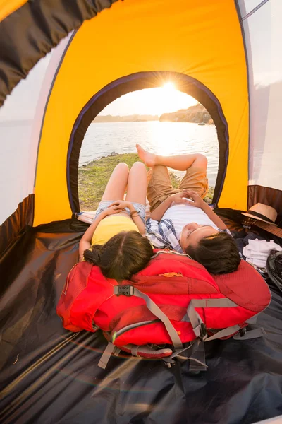 Пара туристов отдыхают в палатке — стоковое фото