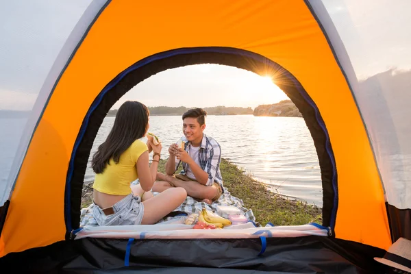 Romantico picnic in riva al lago — Foto Stock