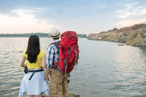 Touristen schauen auf den See — Stockfoto