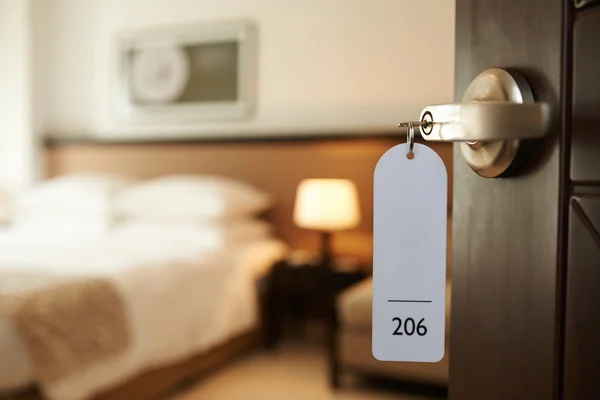 Entrar no quarto do hotel — Fotografia de Stock